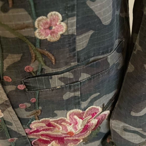 Cute Camo Blazer w/embroidery - Picture 2 of 6